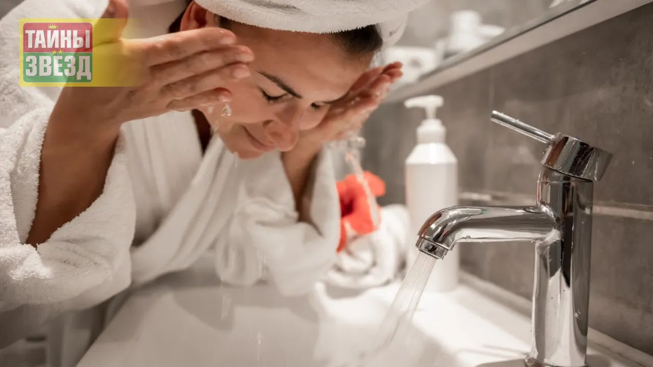 Женщина умывается