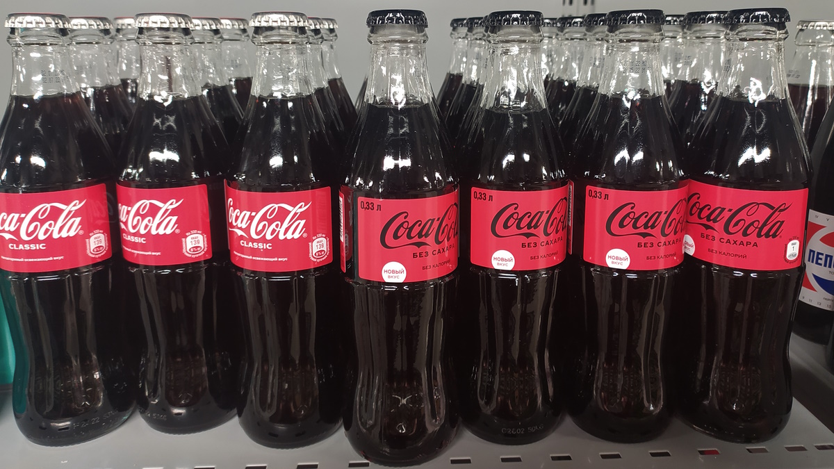Ряд стеклянных бутылок Coca-cola