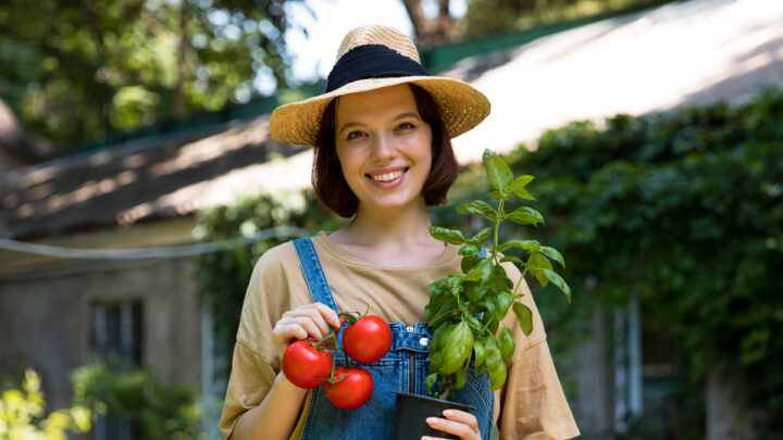 Портрет женщины-фермера, с помидорами