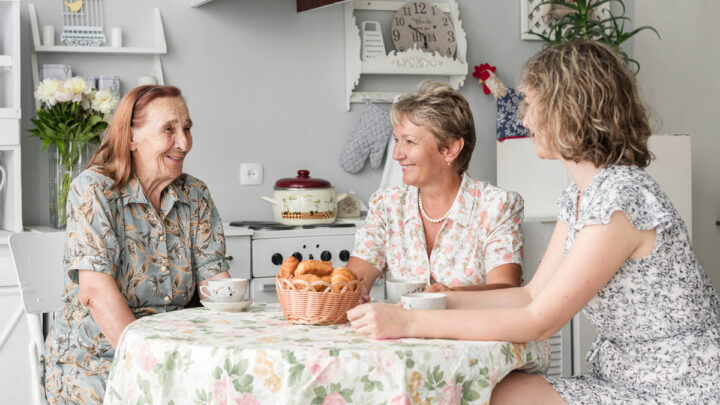 3 женщины сидят за столом, пьют чай