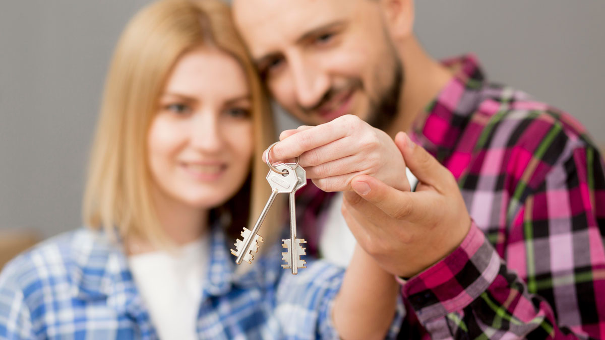 Пара держит в руках ключи от квартиры