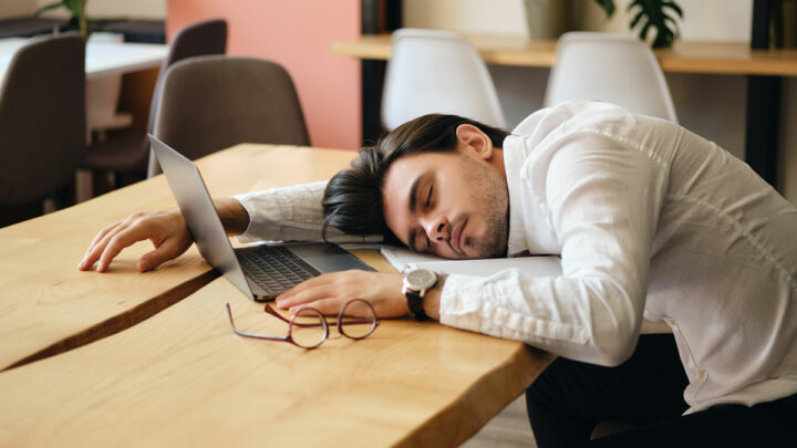 Мужчина спит за рабочим столом