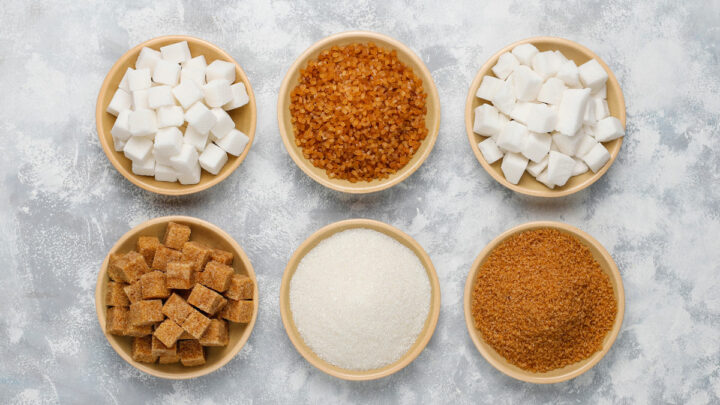 Разные виды сахара в тарелках стоят на столе