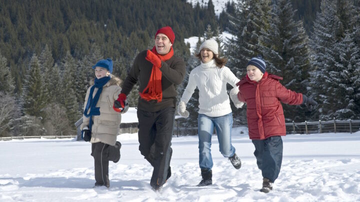Семья бежит по снегу