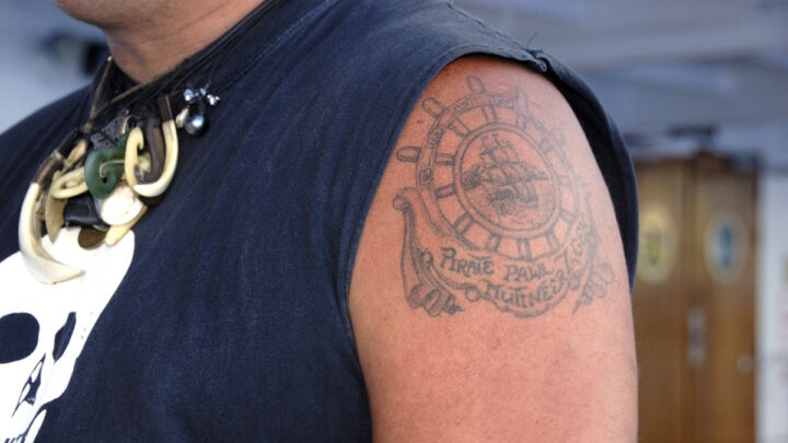 Татуировка морской тематики на плече мужчины