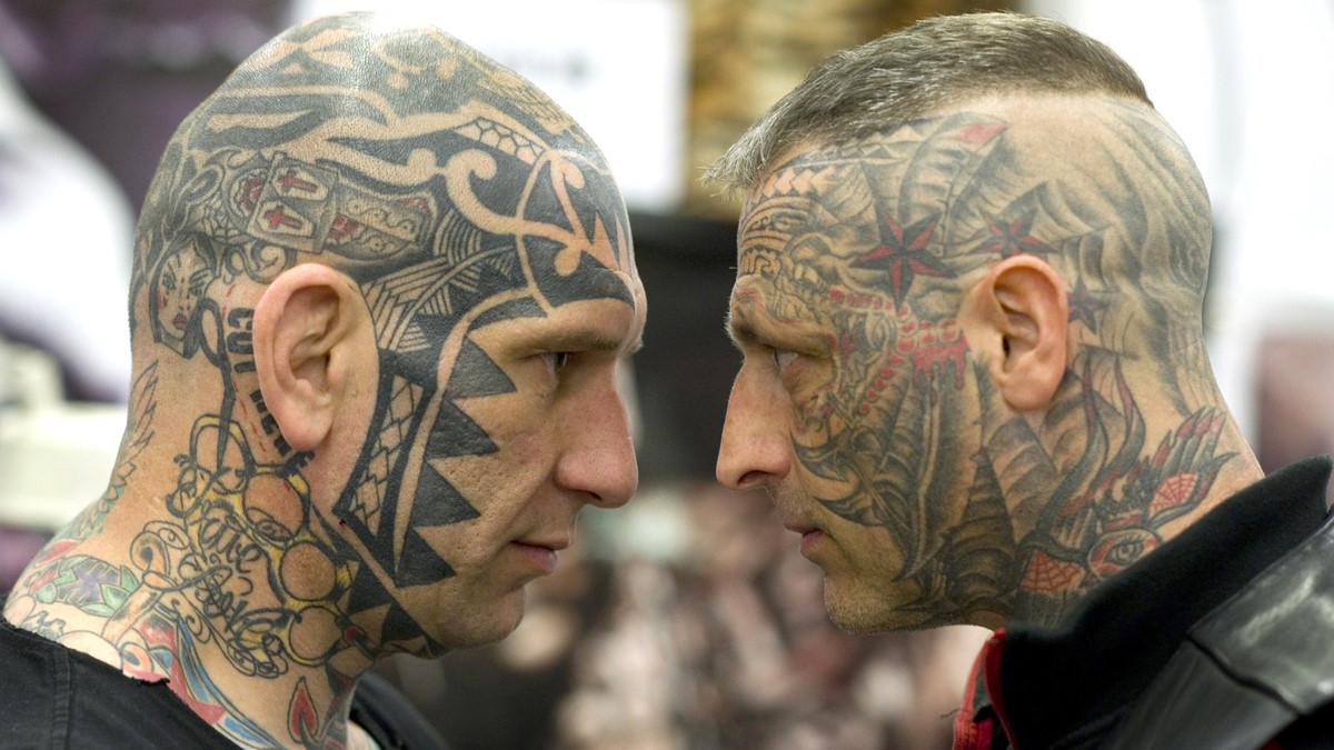 Двое мужчин с татуированными лицами