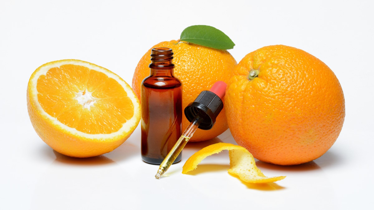 Апельсины и флакон с ароматным маслом