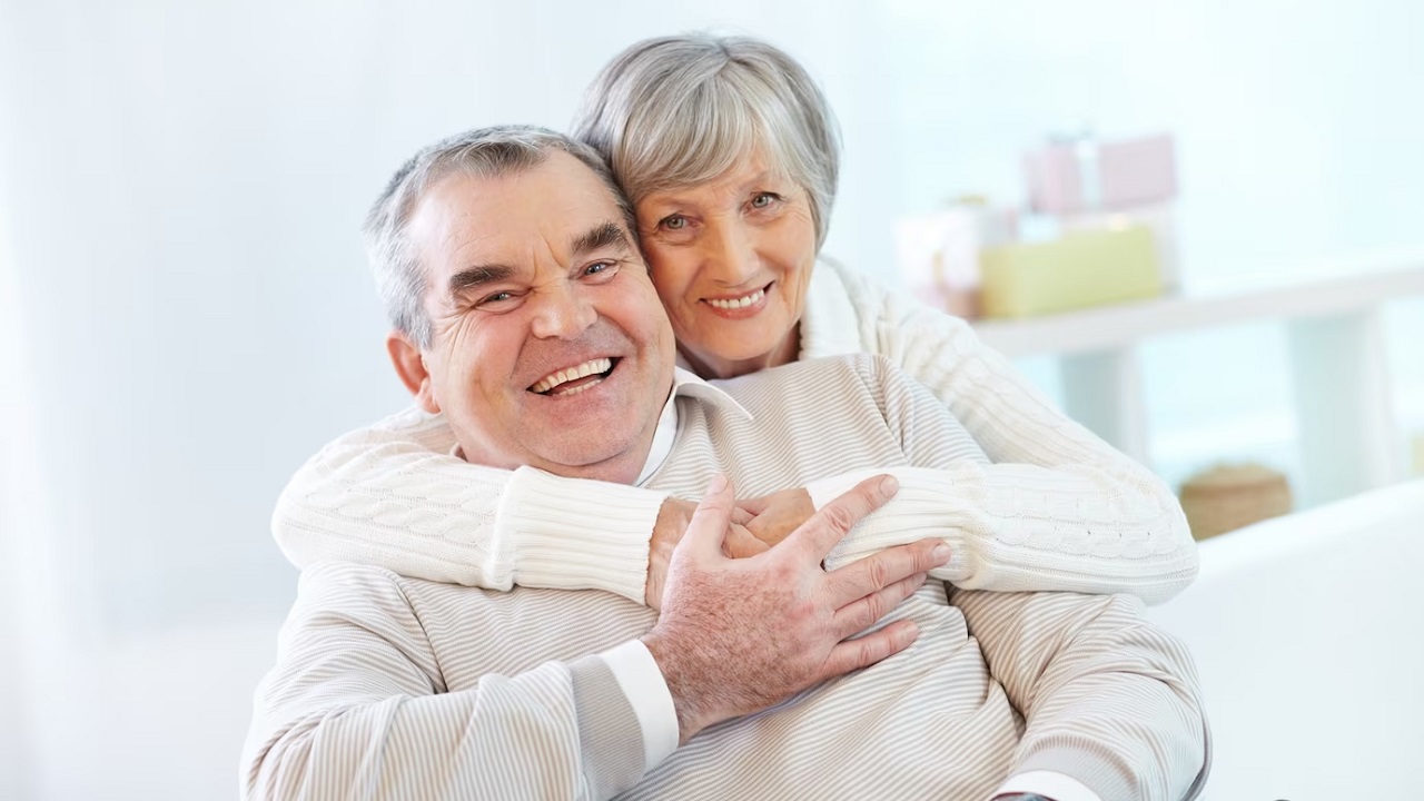 Пожилые мужчина и женщина улыбаются