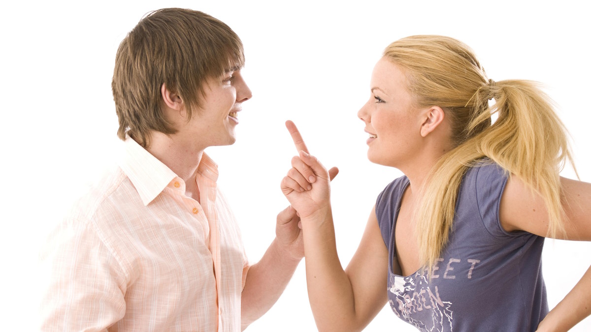Мужчина и женщина спорят