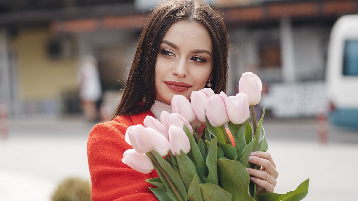 Девушка и тюльпаны