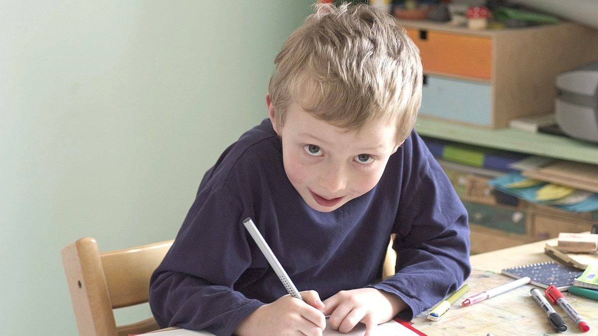 Ребенок пишет в тетради