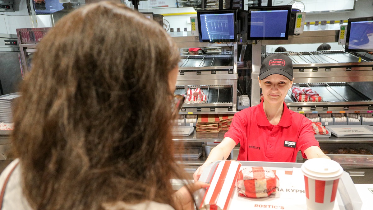 Почему kfc переименовали в rostics. Ростикс КФС 2023. Новый КФС. Новое название КФС. Сотрудники Ростикс 2023.