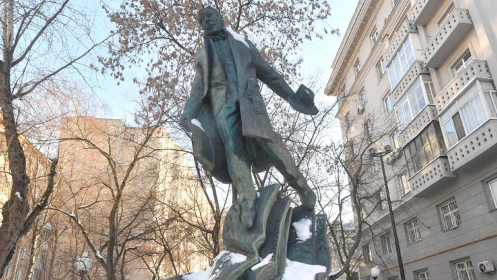 Памятник Михаилу Булгакову в Москве, на Большой Пироговской 35а