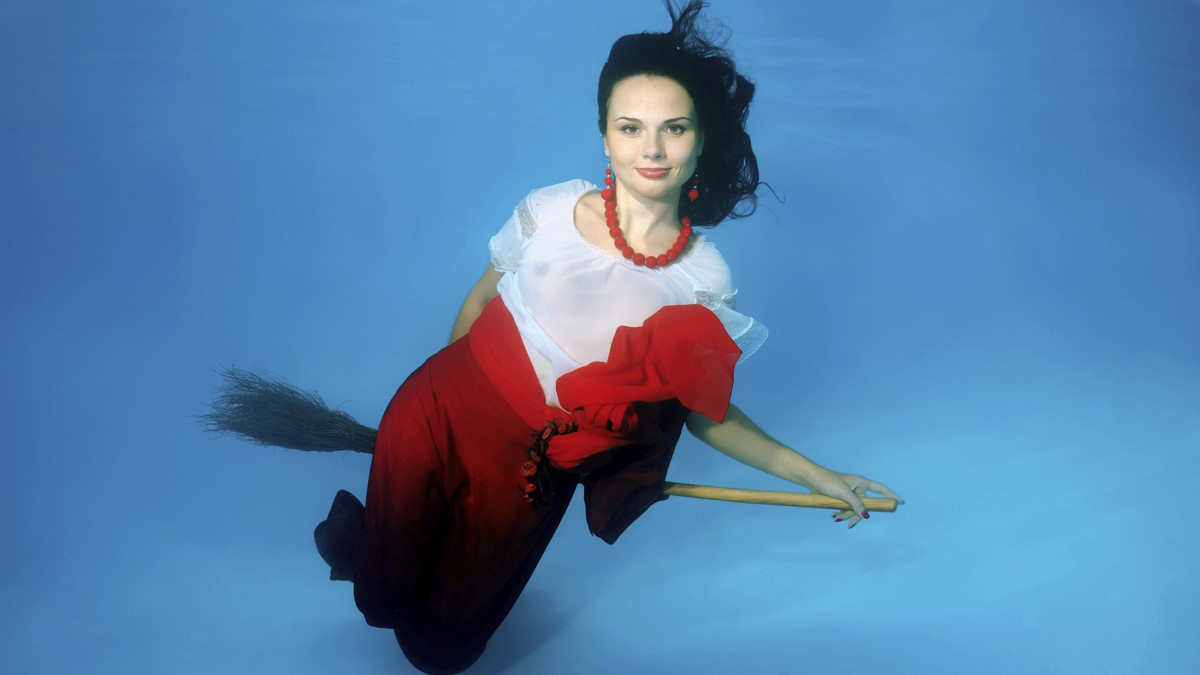 Девушка на метле под водой