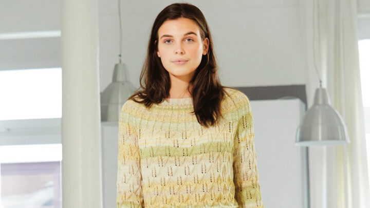 Девушка в вязаном пуловере