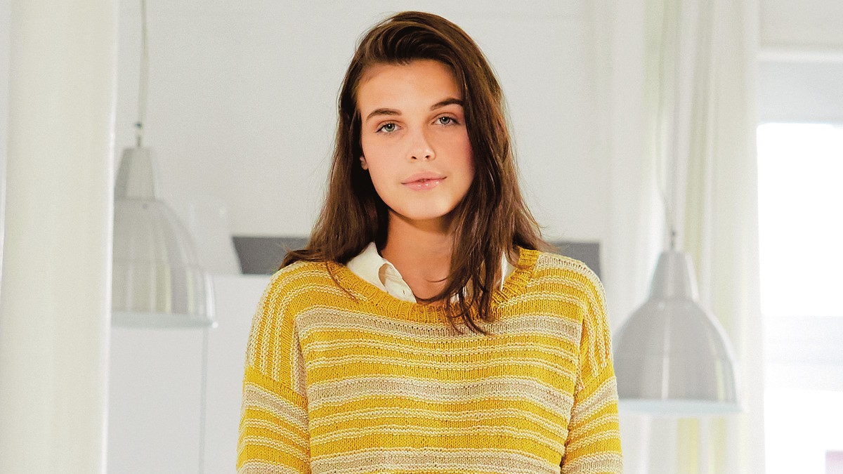 Девушка в вязаном пуловере