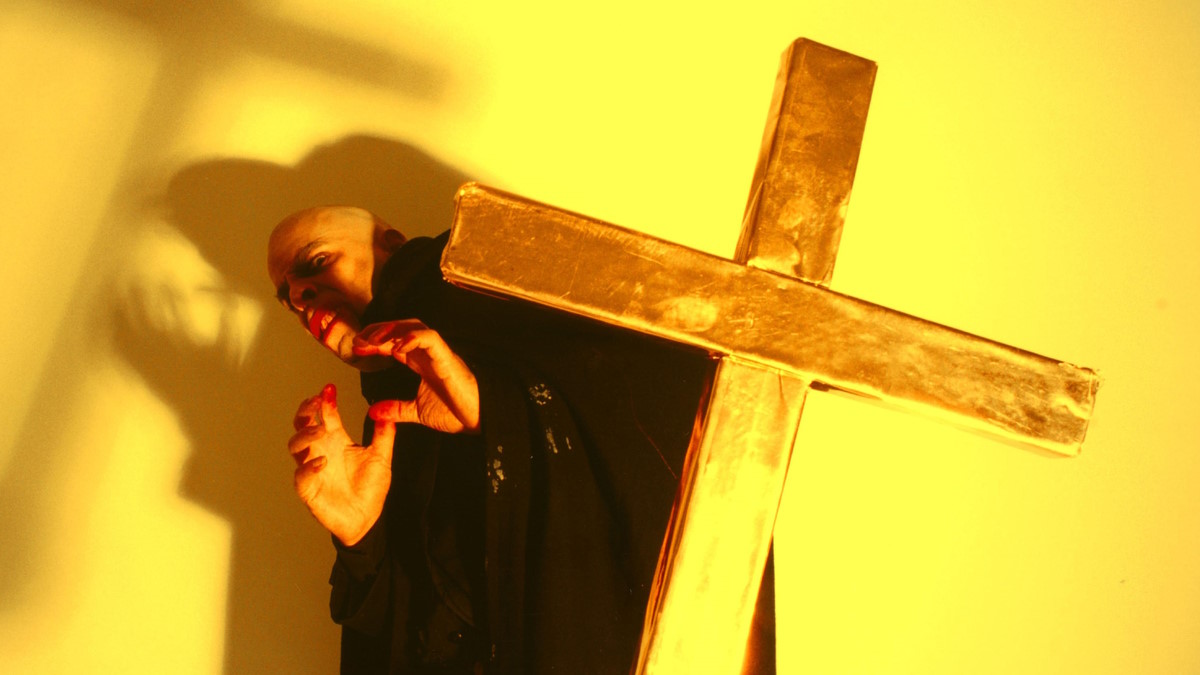 Вампир и деревянный крест