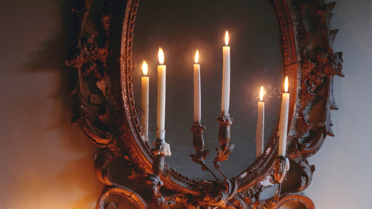Зеркало с отражением свечей