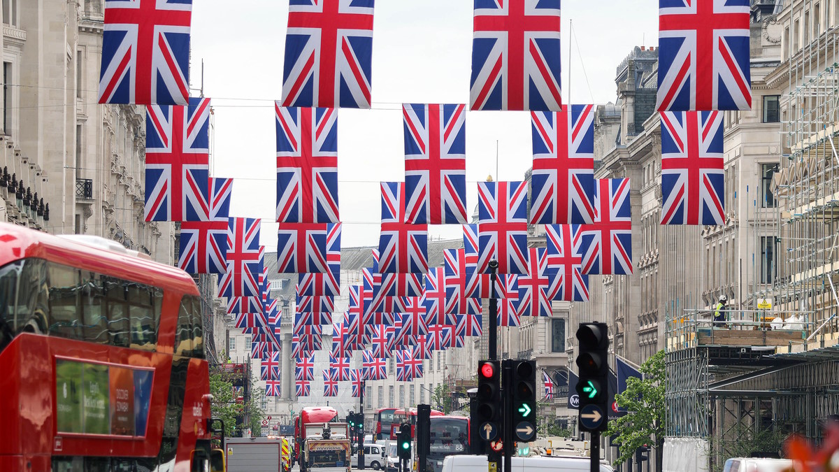 Улицы Лондона украшенные флагами Великобритании