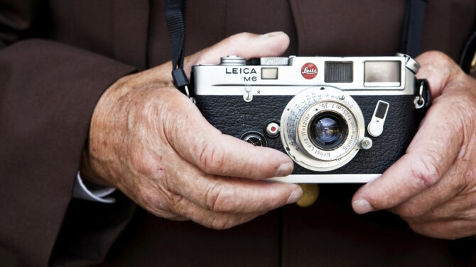 Фотоаппарат «Leica» в руках мужчины