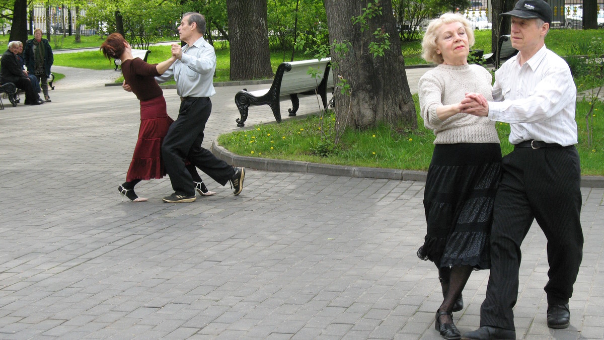 Пожилые пары танцуют в парке