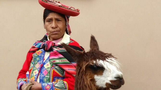 Перуанский крестьянин и лама