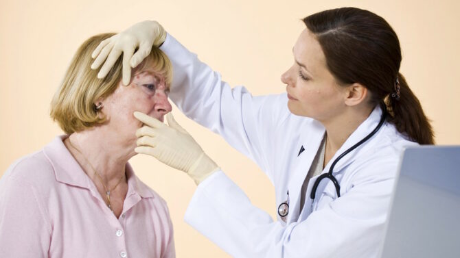 Доктор осматривает лицо пациента