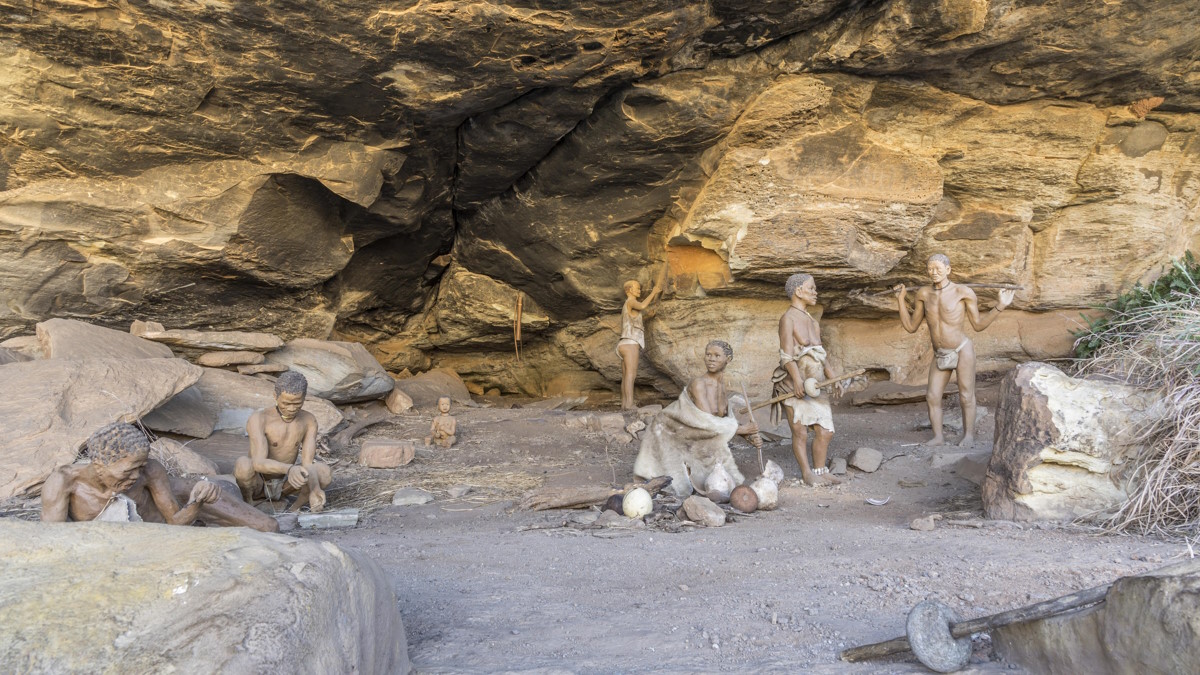 Первобытные люди в пещере (реконструкция)