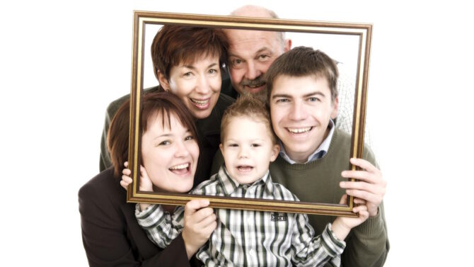 Семья выглядывает в рамку картины