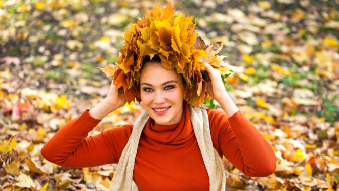 Девушка с венком из кленовых листьев