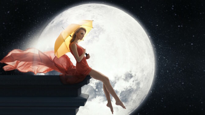 Девушка с зонтиком на фоне луны