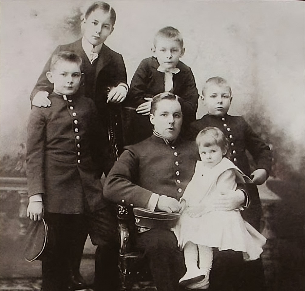 Григорий Елисеев с детьми