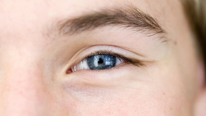 Мужчина с голубыми глазами