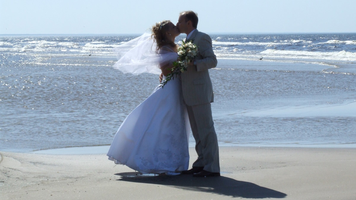 Свадебная пара на берегу моря