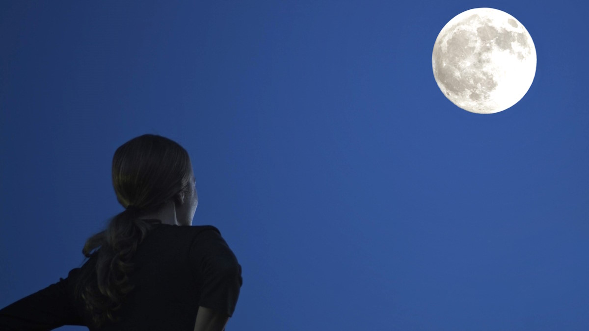 Женщина смотрит на луну
