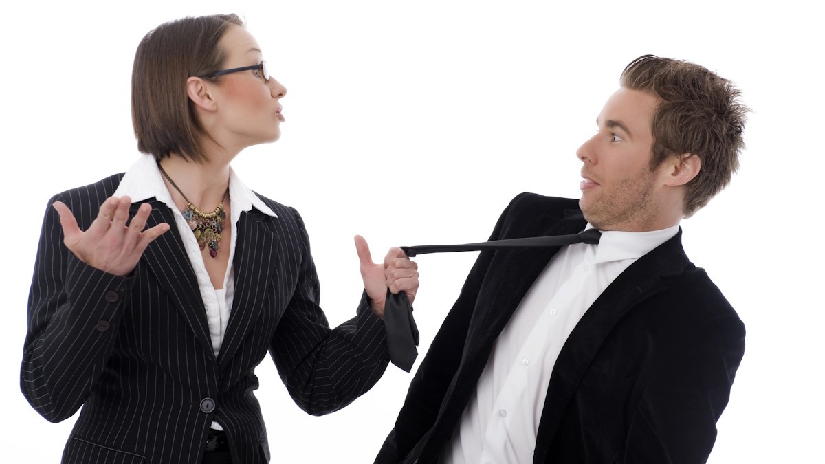 Женщина агрессивно тянет мужчину за галстук