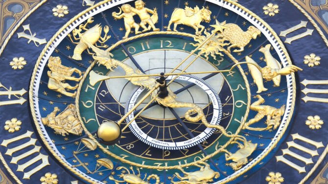 Фасадные часы со знаками Зодиака