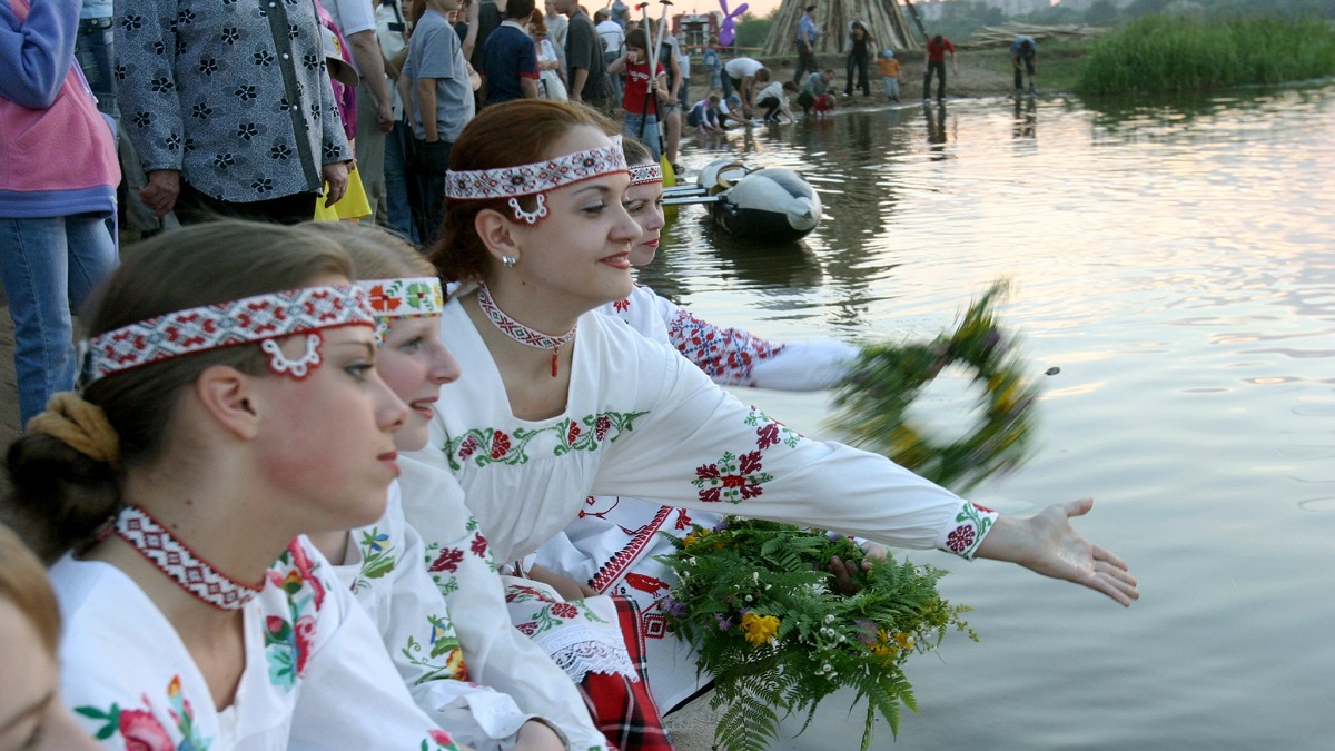 Погода на ивана купала. Купальские венки. Венок на Ивана Купала. Купальский венок.