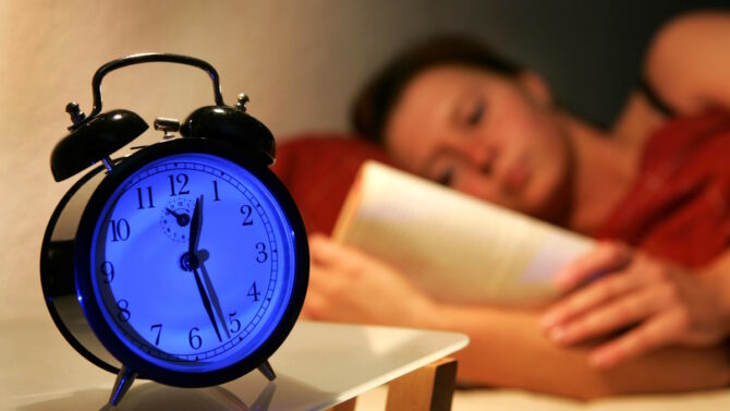 Женщина после полуночи читает книгу