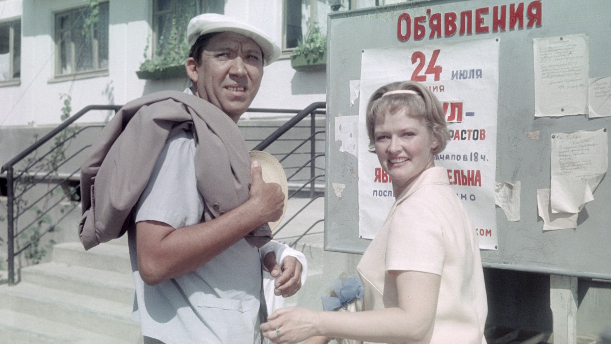 Юрий Никулин и Нина Гребешкова в фильме Леонида Гайдая «Бриллиантовая рука», 1968г.