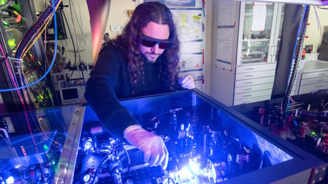 Ученый проводит квантовый эксперимент
