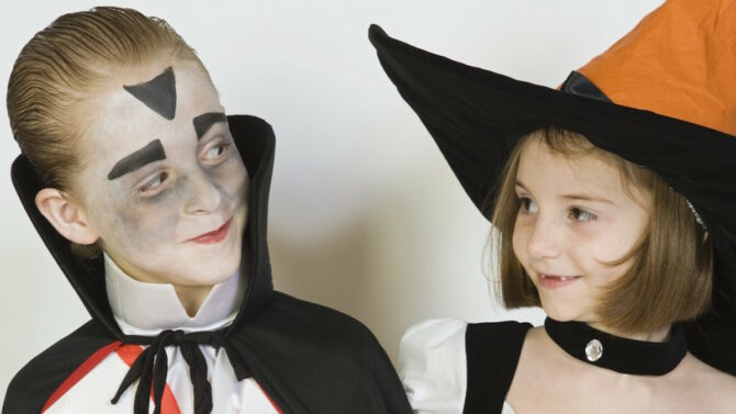 Дети изображающие вампира и ведьму