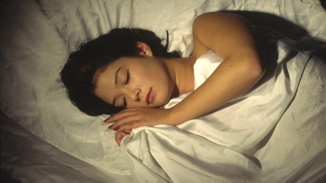 Молодая женщина спит