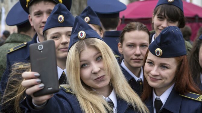 Студенты академии МВД со смартфоном