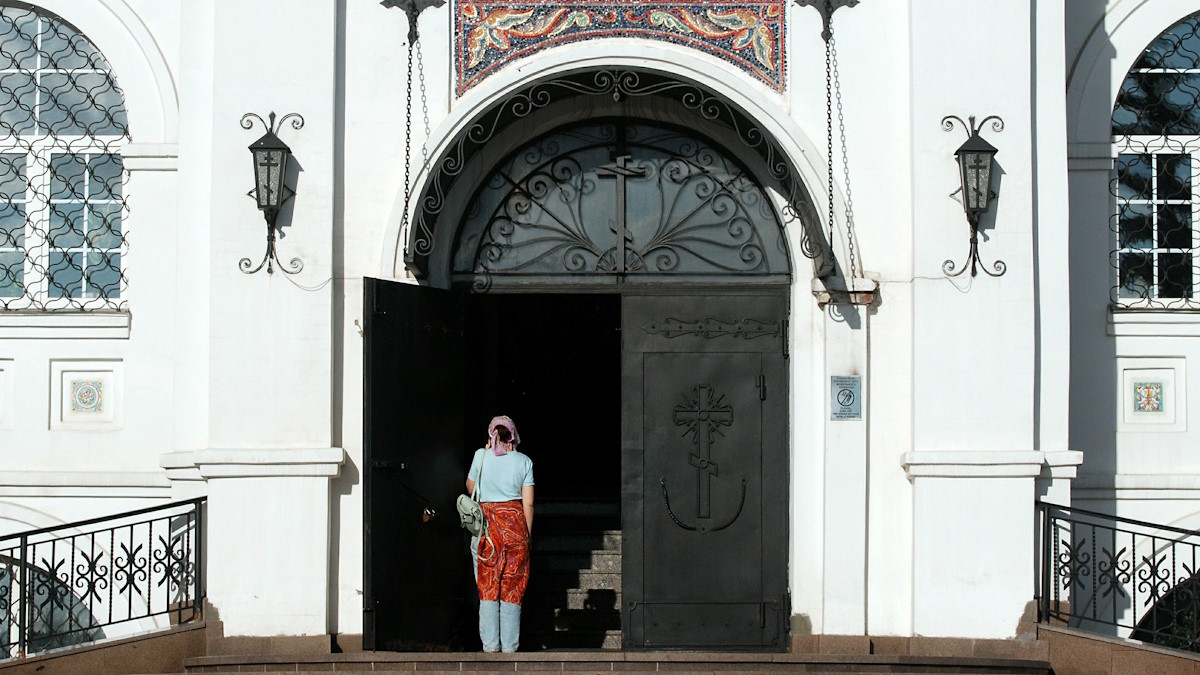 Женщина в дверях Храма