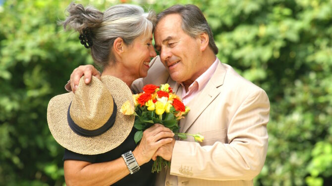 Женщина и мужчина с букетом цветов