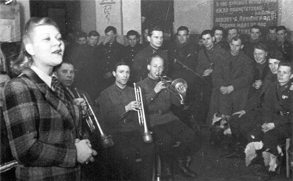 Выступление Клавдии Шульженко перед бойцами, 1941г.