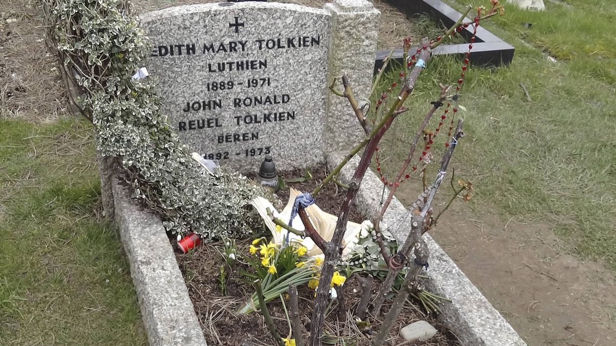 Могила Джона Толкина и его жены